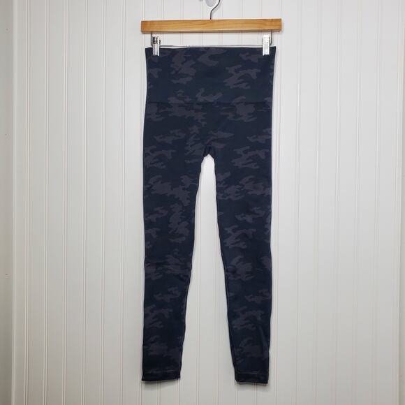Spanx Women's Look at Me Now Seamless Cropped Leggings Size Large Black Camo - Picture 7 of 7